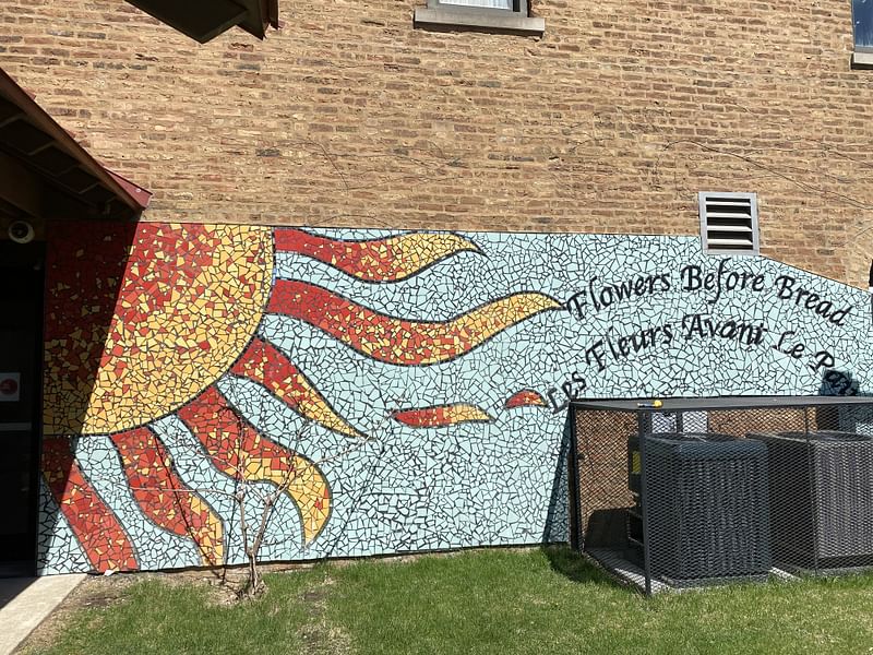 mural in Chicago by artist unknown.
