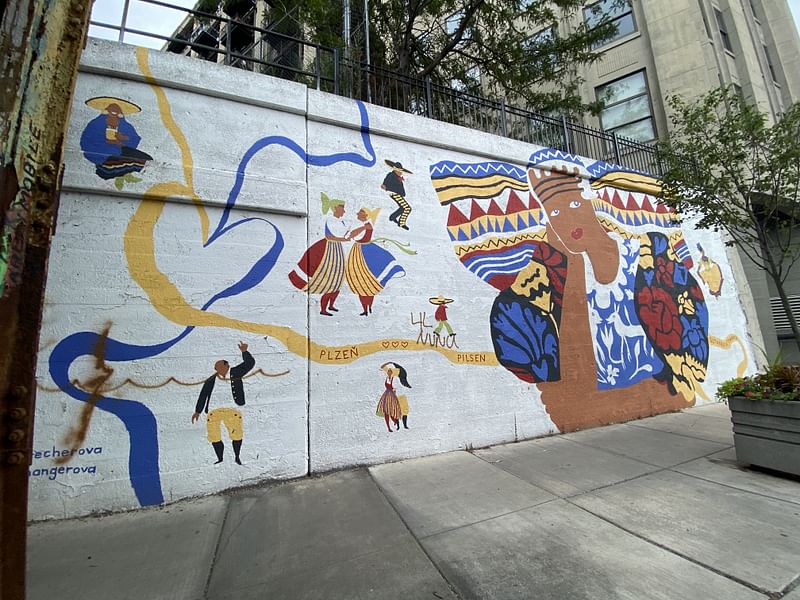 mural in Chicago by artist unknown.