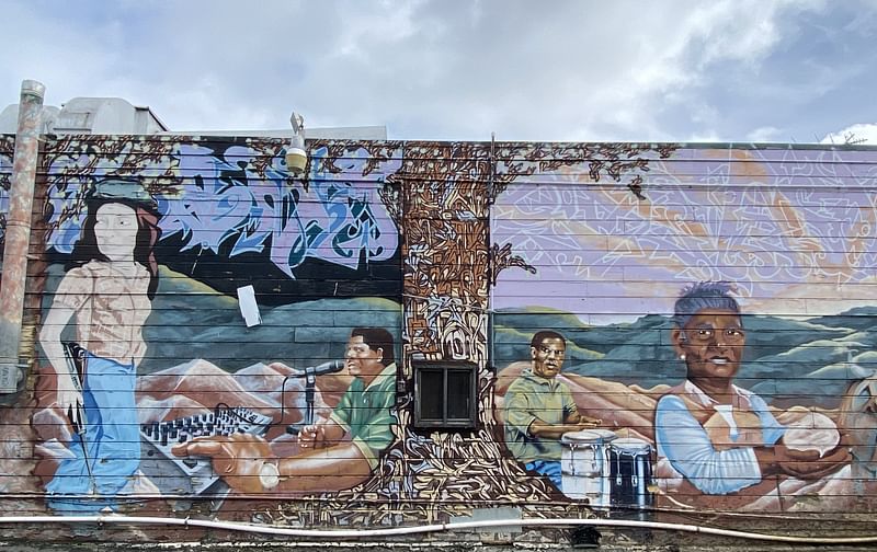 mural in Oakland by artist unknown.